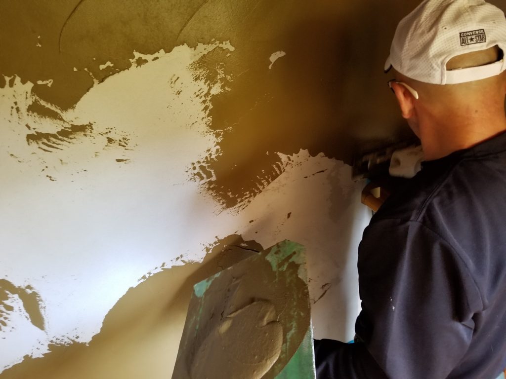 玄関珪藻土塗り壁の施工中