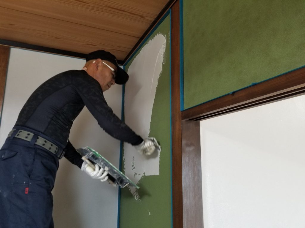 長崎市戸建て和室の珪藻土塗り施工中