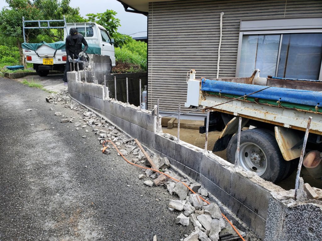 ブロック塀の解体施工中