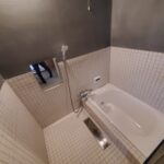 セメントの浴室