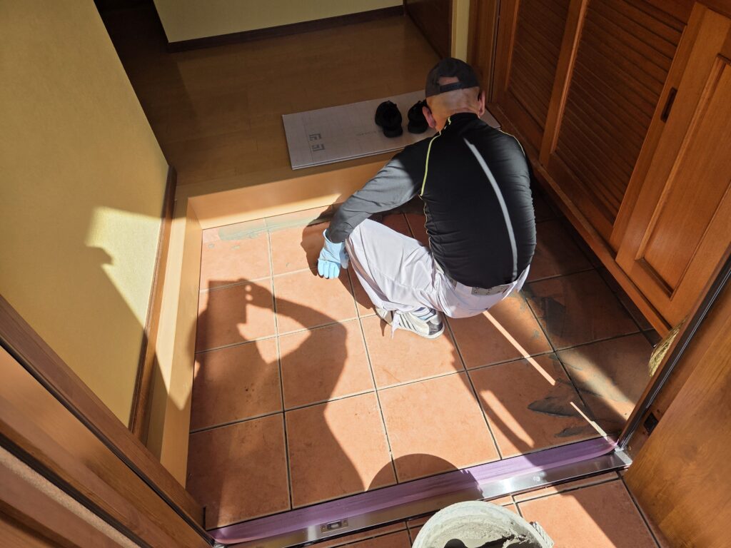 タイルの目地詰め施工中