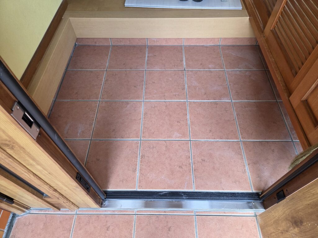 玄関タイル張りの施工後